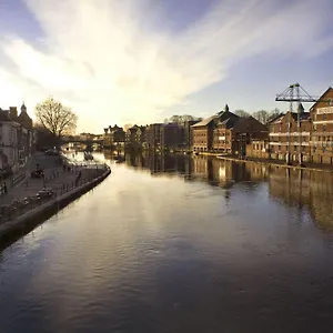 Newly Renovated Centre Flat - Pass The Keys Apartment York